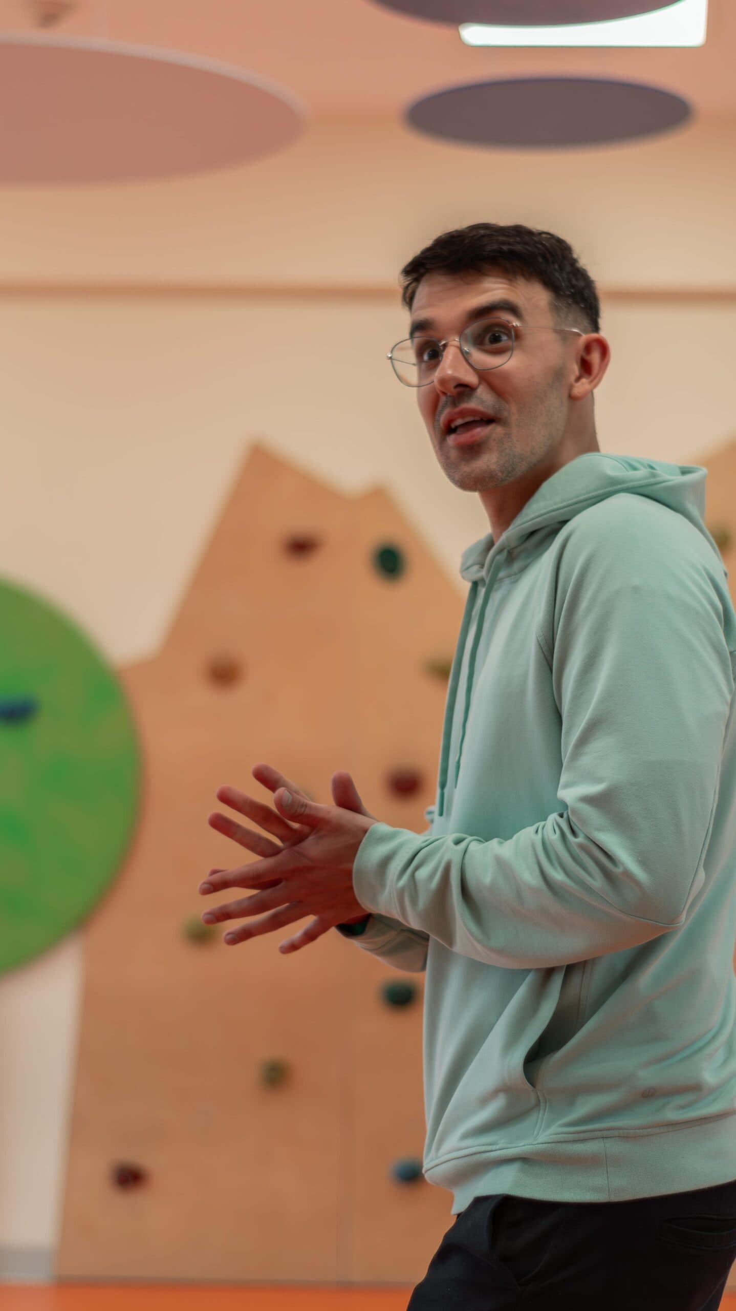 Santiago Miquelajáuregui dando una clase de música